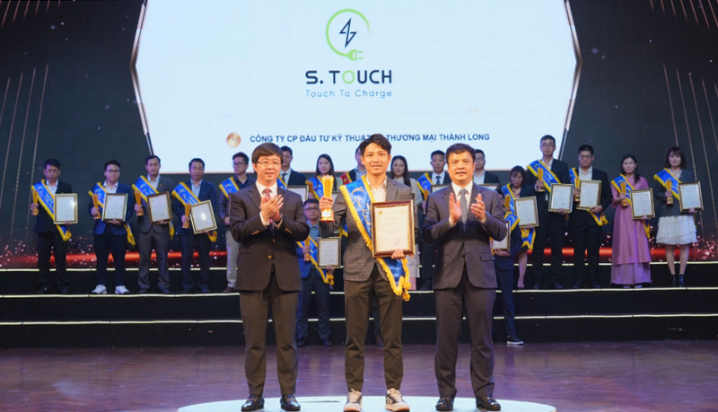 Vinh danh Giải pháp S.TOUCH - Trạm sạc xe điện tại giải thưởng Sao Khuê 2025