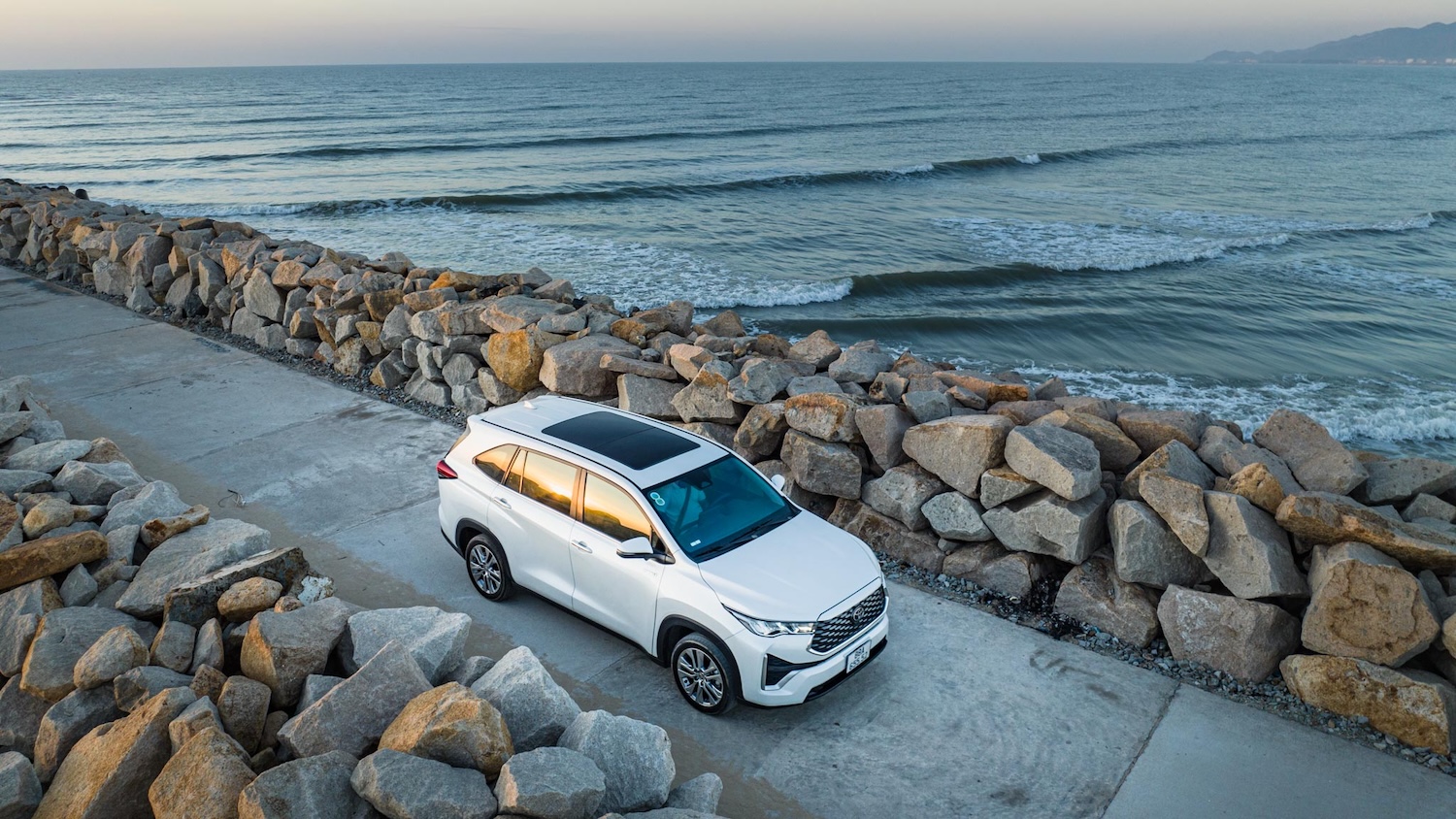 Toyota Innova Cross Hybrid - Không đắt mà vẫn xắt ra miếng