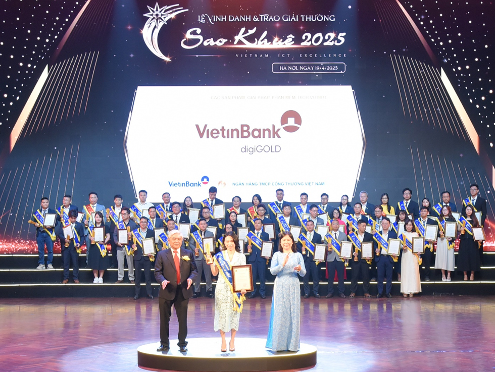 Bà Ngô Thu Phương - Trưởng phòng PTSP bán lẻ, Khối Bán lẻ VietinBank nhận Giải thưởng Sao Khuê 2025 dành cho VietinBank digiGOLD