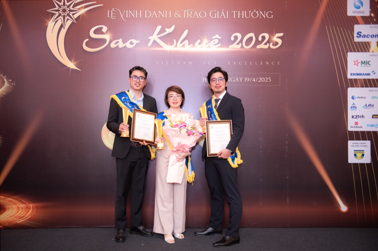 Anh Nguyễn Quốc Trung, Chief Operation Officer của Verysell AI (bên trái), chị Nguyễn Ngọc Hà, Marketing Director của SmartDev và anh Shaoyu Wong, CEO của Verysell AI (bên phải) cùng tham dự Lễ trao giải Sao Khuê 2025