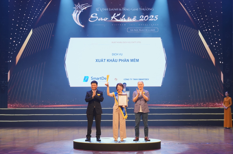 Chị Nguyễn Ngọc Hà, Marketing Director, đại diện SmartDev nhận giải thưởng ”Dịch vụ xuất khẩu phần mềm tiêu biểu” tại Lễ trao giải  thưởng Sao Khuê 2025.