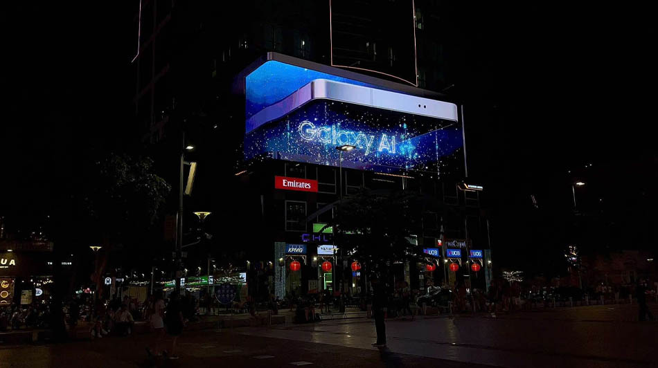 Quảng cáo 3D điện thoại Samsung Galaxy trên màn LED 115 Sunwah tại Phố đi bộ Nguyễn Huệ