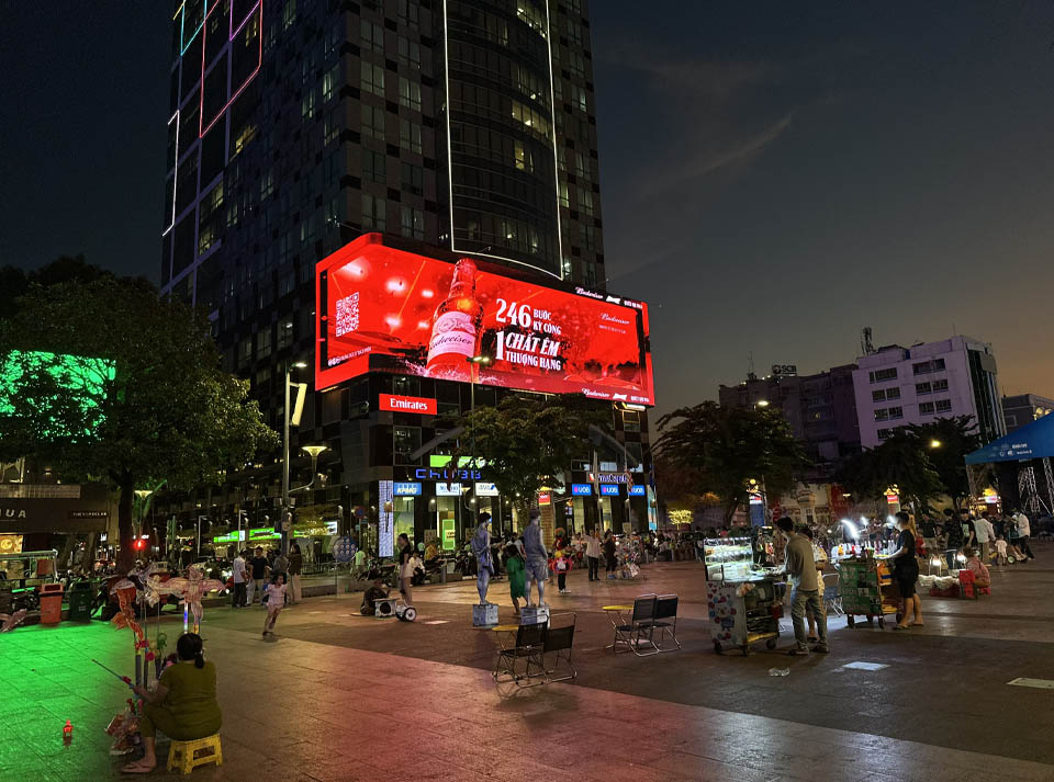Quảng cáo 3D của bia Budweiser trên màn LED 115 Sunwah tại Phố đi bộ Nguyễn Huệ