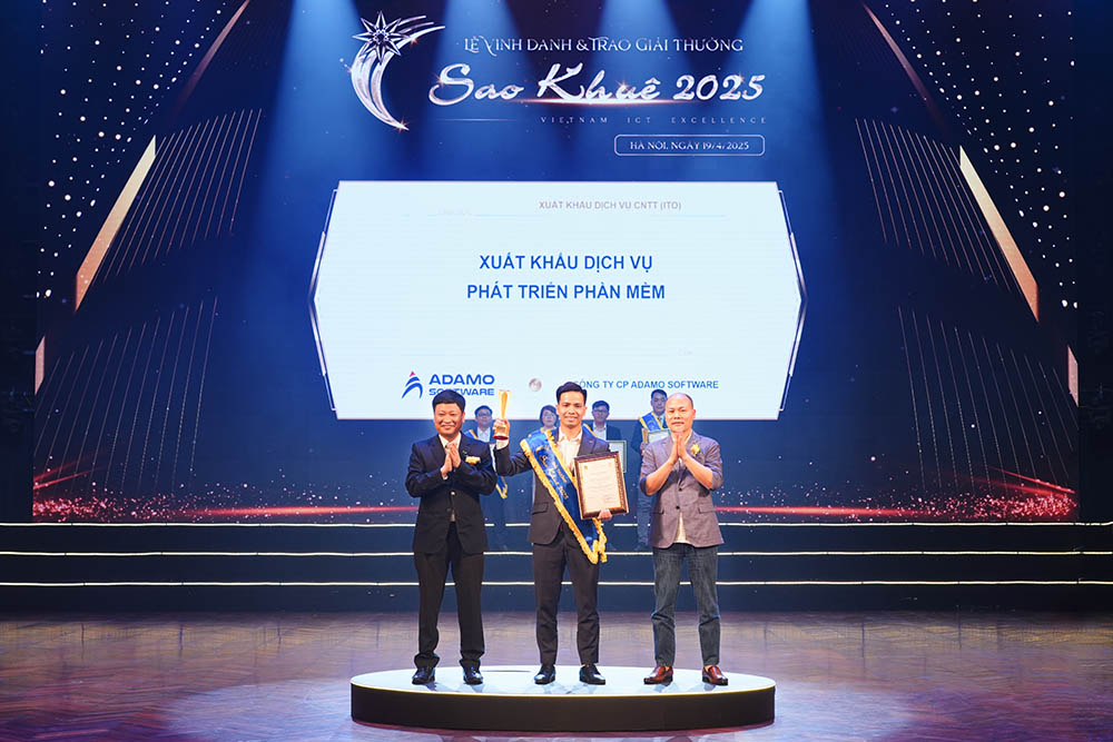 Ông Lý Ngọc Hùng, Giám đốc Công nghệ Adamo Software nhận cúp Sao Khuê 2025. Ảnh: VINASA