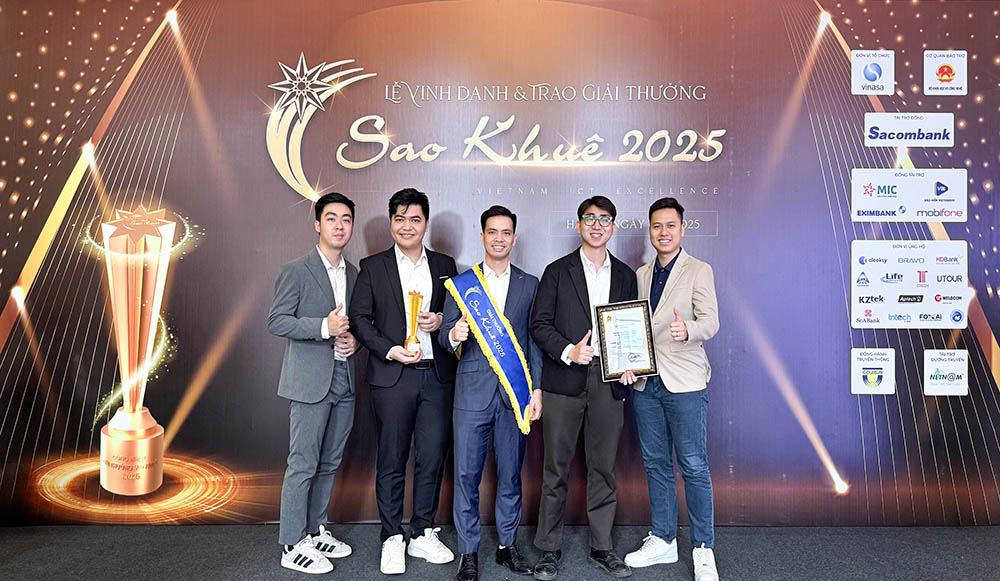 Đội ngũ Adamo Software rạng rỡ trong khoảnh khắc nhận cúp Sao Khuê 2025. Ảnh: Adamo Software