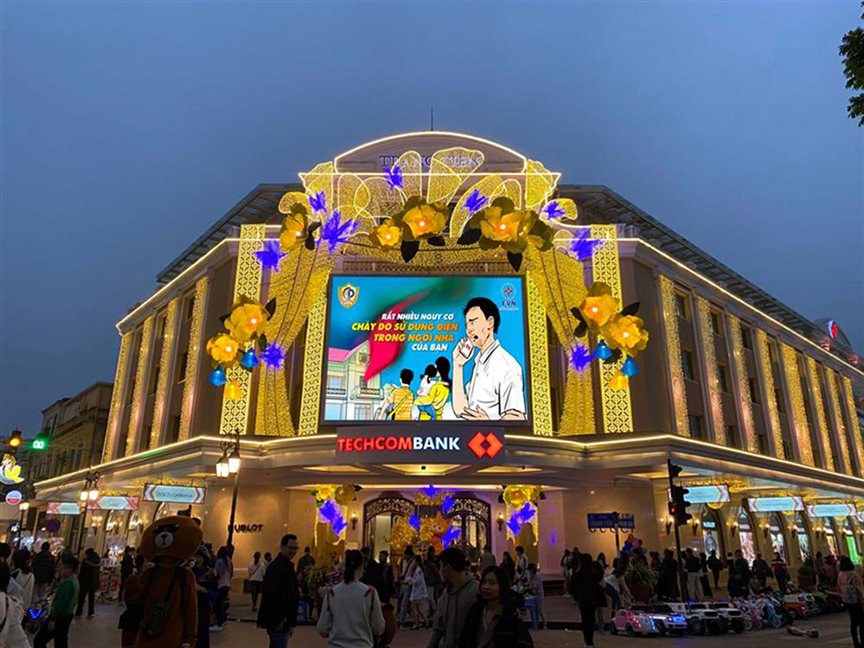 Tuyên truyền PCCC và CNCH trên màn LED Tràng Tiền