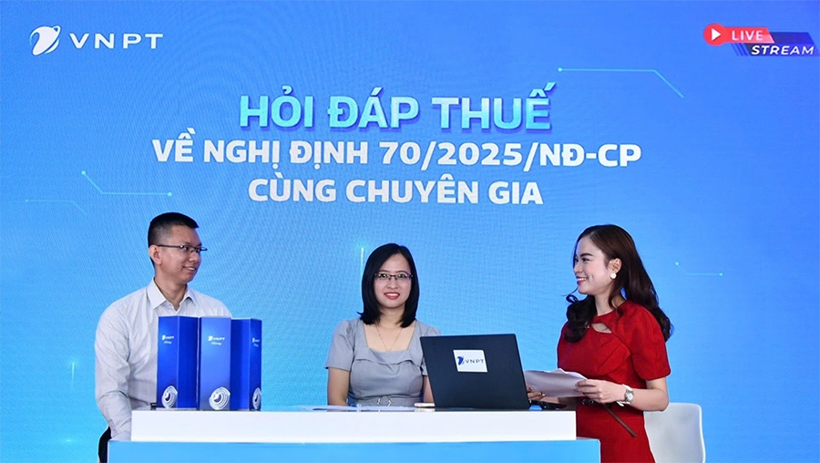 Không chỉ là sự kiện tư vấn chuyên sâu về chính sách hóa đơn điện tử, chương trình còn đánh dấu bước đi mạnh mẽ của VNPT trong việc đồng hành cùng Hộ kinh doanh trên hành trình chuyển đổi số, khi công bố gói hỗ trợ toàn diện, miễn phí phần mềm hóa đơn điện tử khởi tạo từ máy tính tiền trong suốt năm 2025.  Livestream có sự tham gia của các chuyên gia giàu kinh nghiệm như bà Hoàng Thị Hồng Liên - Giám đốc Bộ phận Tư vấn Thuế & Doanh nghiệp tại Nexia STT và ông Đỗ Kế Công - Phó Giám đốc Trung tâm Dịch vụ số Doanh nghiệp VNPT. Các nội dung trao đổi xoay quanh quy định mới tại Nghị định 70/2025/NĐ-CP - văn bản vừa được Chính phủ ban hành ngày 20/3/2025, sửa đổi, bổ sung Nghị định 123/2020/NĐ-CP về hóa đơn, chứng từ.  Chương trình không dừng lại ở việc cung cấp thông tin pháp lý. Tại đây, VNPT đã chính thức giới thiệu gói hỗ trợ chuyển đổi số đặc biệt dành riêng cho hộ kinh doanh, trong đó nổi bật là chính sách: miễn phí hoàn toàn phần mềm hóa đơn điện tử khởi tạo từ máy tính tiền, chữ ký số từ xa, phần mềm kế toán và phần mềm quản lý bán hàng. Gói hỗ trợ này không chỉ giúp các hộ kinh doanh tuân thủ quy định mới một cách dễ dàng mà còn mở ra cơ hội hiện đại hóa quy trình quản lý với chi phí gần như bằng 0.  Theo ông Đỗ Kế Công, các giải pháp của VNPT được thiết kế linh hoạt, phù hợp với mọi mô hình kinh doanh, kể cả những hộ kinh doanh nhỏ lẻ. Người dùng không cần đầu tư vào thiết bị máy tính tiền đắt đỏ, mà có thể sử dụng phần mềm bán hàng tích hợp hóa đơn điện tử ngay trên điện thoại thông minh hoặc máy POS nhỏ gọn, đồng thời dữ liệu hóa đơn được đồng bộ tức thì với hệ thống quản lý của cơ quan Thuế.  Bà Hoàng Thị Hồng Liên cũng nhấn mạnh vai trò của hóa đơn điện tử trong việc gia tăng tính minh bạch và hỗ trợ quản lý dòng tiền hiệu quả. Bà chia sẻ: “Nhiều hộ kinh doanh trước đây ngại thay đổi vì cho rằng chuyển đổi số rất tốn kém, hoặc thiếu kỹ năng công nghệ. Nhưng với các giải pháp đơn giản và được hỗ trợ mạnh mẽ như hiện nay, việc tiếp cận hóa đơn điện tử và thực hiện kê khai doanh thu hoàn toàn không còn là rào cản.”  VNPT cho biết, trong gói hỗ trợ đến hết năm 2025 này, các hộ kinh doanh không chỉ được miễn phí phần mềm hóa đơn, mà còn được sử dụng miễn phí phần mềm kế toán VNPT HKD và chữ ký số VNPT SmartCA trong 6 tháng đầu, phần mềm quản lý bán hàng Posio trong 3 tháng. Mỗi hộ kinh doanh còn được tặng đến 1.000 hóa đơn điện tử để khởi tạo từ máy tính tiền. Đặc biệt, VNPT cam kết hỗ trợ tư vấn, cài đặt và hướng dẫn sử dụng tận nơi, kể cả tại khu vực nông thôn, vùng sâu vùng xa.  Các chuyên gia cũng cảnh báo, theo Điều 25 Nghị định 125/2020/NĐ-CP, những hộ kinh doanh không tuân thủ việc chuyển đổi theo thông báo của cơ quan thuế có thể bị xử phạt từ 10 đến 20 triệu đồng. Do đó, việc chuyển đổi kịp thời không chỉ giúp hợp pháp hóa hoạt động kinh doanh mà còn tránh được các rủi ro đáng tiếc.  Với vai trò là doanh nghiệp tiên phong trong lĩnh vực chuyển đổi số quốc gia, VNPT đang thể hiện cam kết mạnh mẽ trong việc hỗ trợ hộ kinh doanh vượt qua giai đoạn chuyển đổi với chi phí thấp nhất và hiệu quả cao nhất. Đây không đơn thuần là việc cung cấp phần mềm, mà là sự đồng hành toàn diện - từ chính sách, công nghệ đến con người - để các hộ kinh doanh tự tin bước vào kỷ nguyên kinh doanh số.  Độc giả quan tâm có thể liên hệ hotline 18001260 để được tư vấn miễn phí và trải nghiệm các giải pháp công nghệ tối ưu cho hộ kinh doanh.