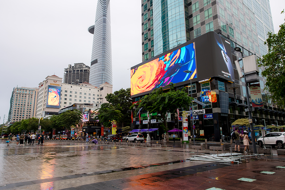 Quảng cáo 3D được đồng bộ trên 4 màn LED tại phố đi bộ Nguyễn Huệ, TP. Hồ Chí Minh