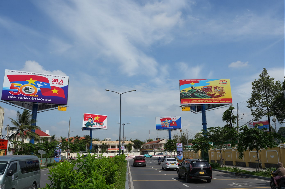Cụm 16 Pano của Goldsun Media đường dẫn ra vào nhà ga T3, sân bay Tân Sơn Nhất 