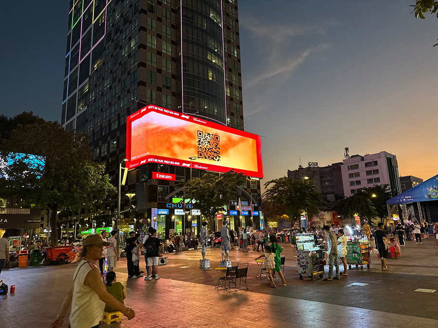 Quảng cáo bia Budweiser đưa mã QR code trên màn LED để người xem quét mã nhận quà ngay trên Phố đi bộ Nguyễn Huệ