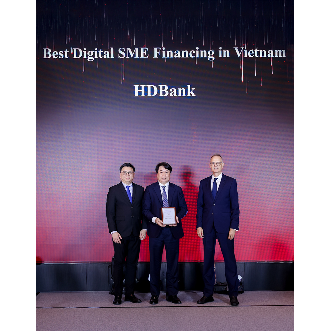 Ông Nguyễn Văn Hảo (giữa) - Phó Tổng giám đốc HDBank đại diện Ngân hàng nhận giải thưởng từ The Asian Banker.