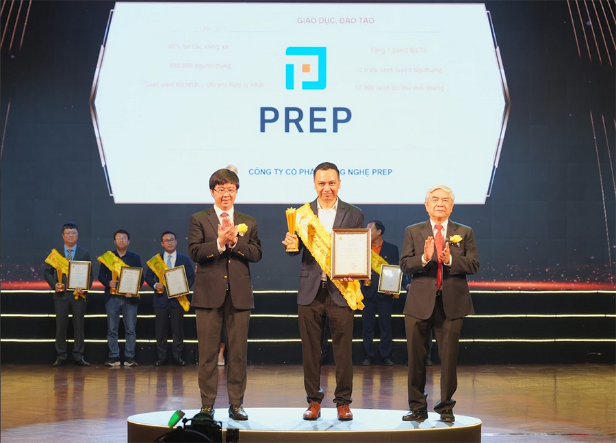Đại diện Prep - Thầy Tú Phạm (CEO & Founder Prep) nhận giải thưởng Top 10 Sao Khuê 2025