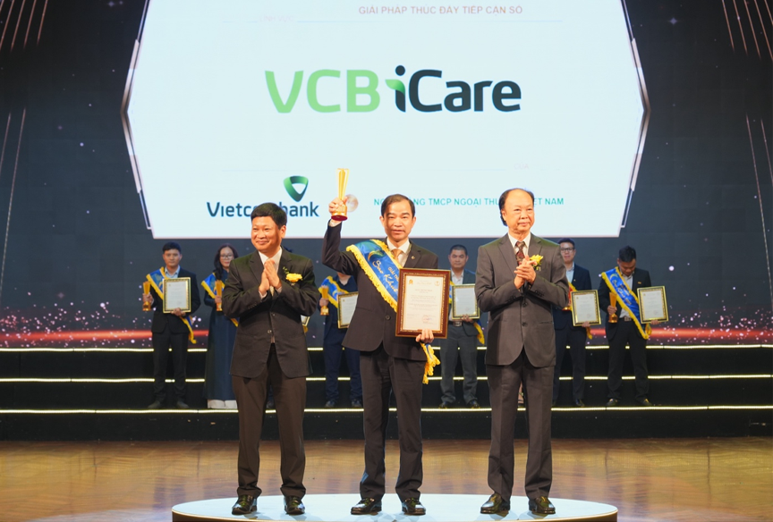 Sao Khuê 2025 vinh danh VCB iCare - Giải pháp tài chính cho ngành y tế