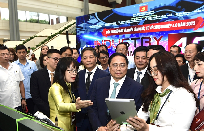 Đại diện Vietcombank, bà Đoàn Hồng Nhung - Giám đốc Khối Bán lẻ thuyết trình trước Thủ tướng Chính phủ cùng Trưởng Ban Kinh tế Trung ương và lãnh đạo các Bộ, ngành về VCB Tablet tại Diễn đàn cấp cao thường niên về công nghiệp 4.0 năm 2023 