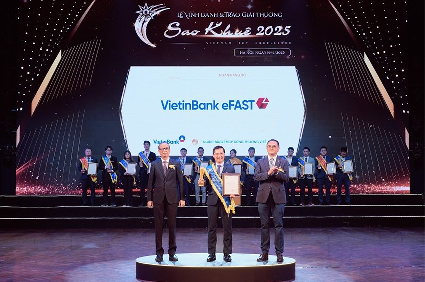 Ông Phạm Xuân Nam - đại diện Khối KHDN VietinBank nhận giải thưởng