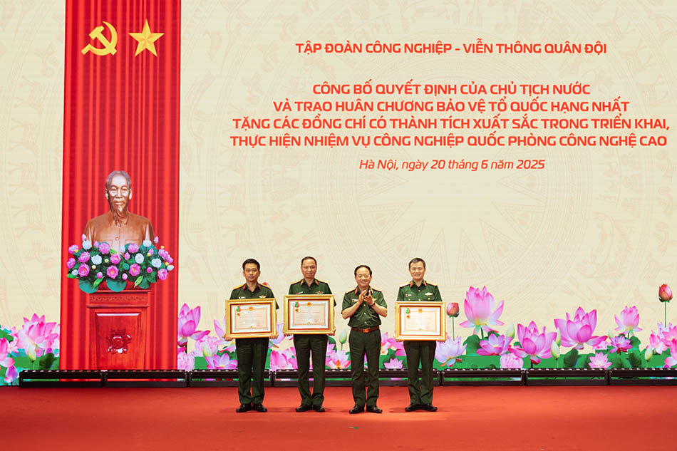 Chủ tịch nước tặng thưởng Huân chương bảo vệ Tổ quốc hạng Nhất cho các lãnh đạo tập đoàn Viettel