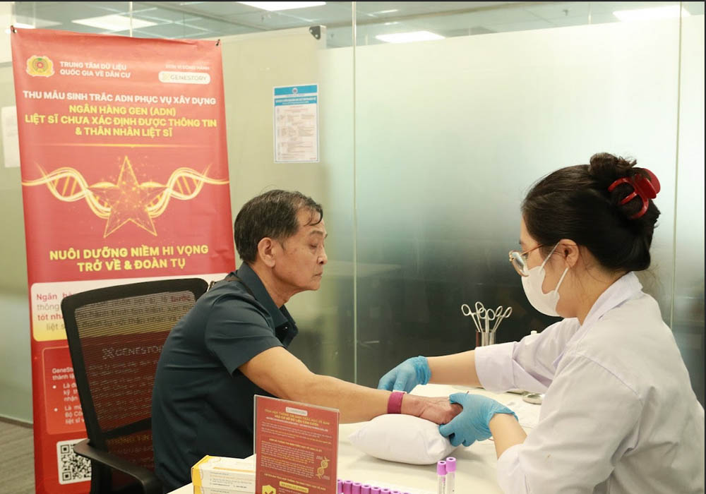 Đội ngũ GeneStory triển khai thu mẫu ADN tại địa phương