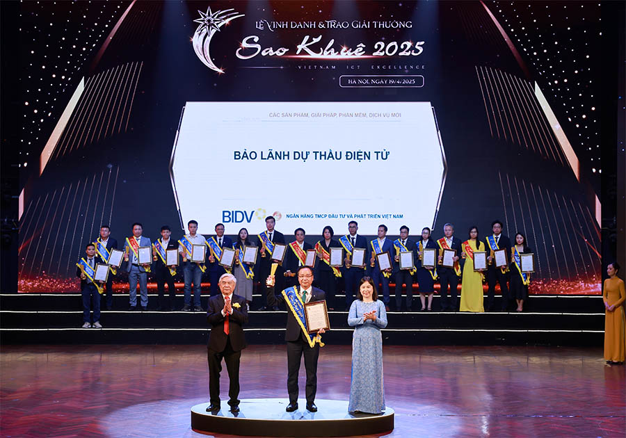 Đại diện Ban Khách hàng Doanh nghiệp BIDV nhận giải thưởng với Giải pháp Bảo lãnh điện tử kết nối Hệ thống đấu thầu qua mạng quốc gia