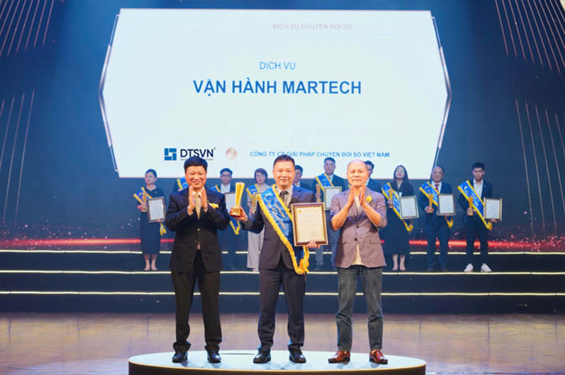 Đại diện DTSVN - Giám đốc Nghiệp vụ và Đào tạo lên nhận giải thưởng 