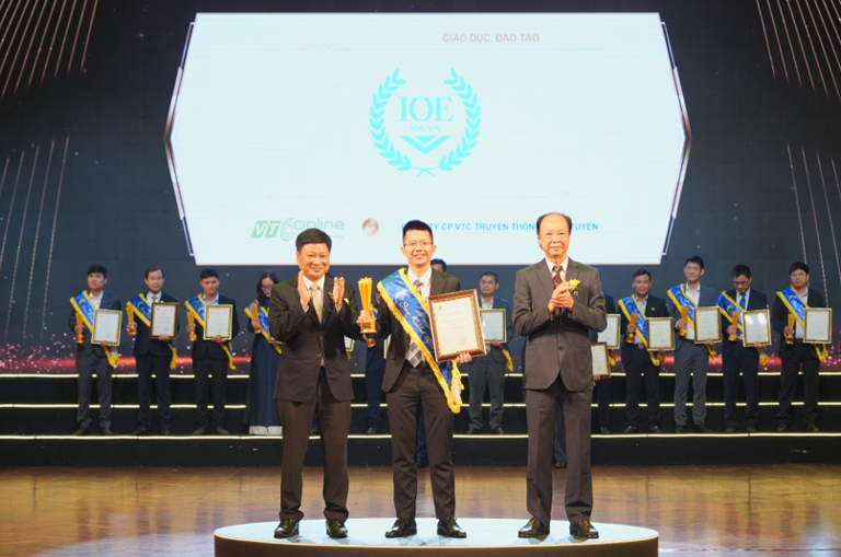 Ông Lê Việt Hòa  - Giám đốc Công ty VTC Online vinh dự nhận giải thưởng Sao Khuê tại lĩnh vực Giáo dục - Đào tạo