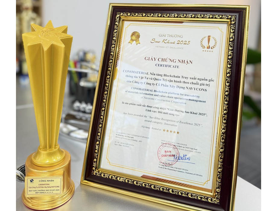 Cúp và Bằng khen Từ Hiệp Hội Phần Mền và Dịch Vụ CNTT Việt Nam