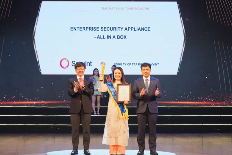 Đại diện SAVYINT nhận giải thưởng Sao Khuê 2025 cho giải pháp Enterprise Security Appliance- All in a Box