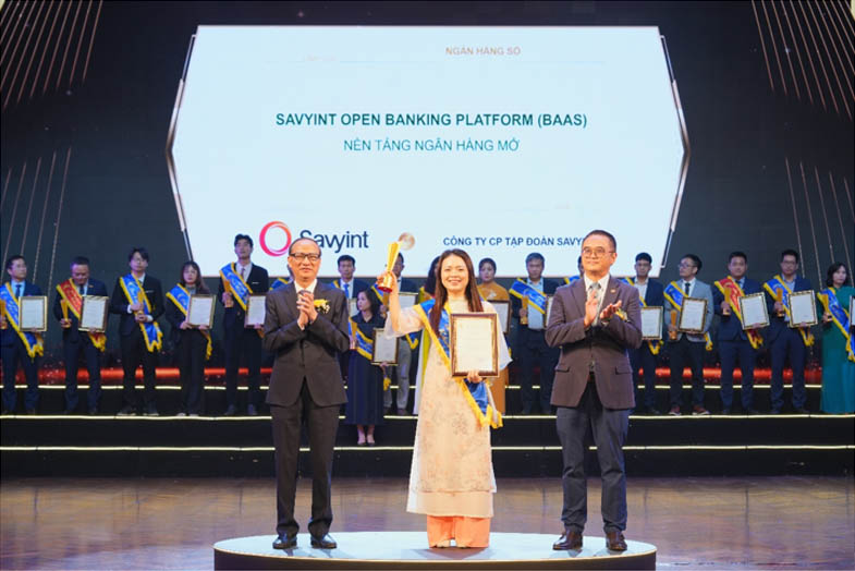 Đại diện SAVYINT nhận giải thưởng Sao Khuê 2025 cho nền tảng Ngân hàng mở