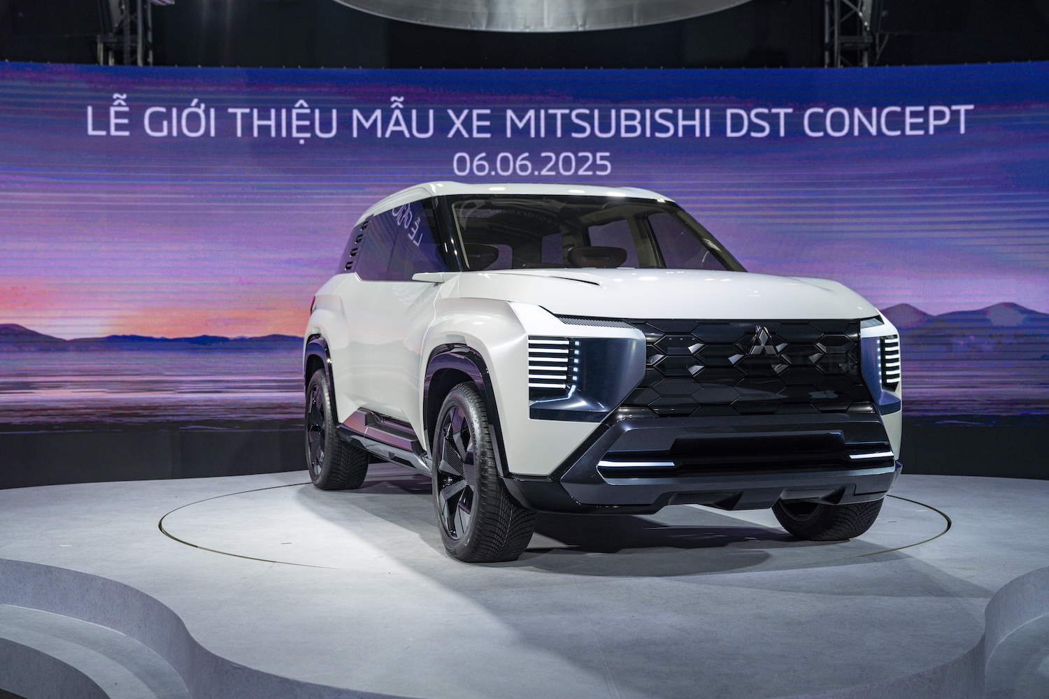 Cận cảnh SUV 7 chỗ Mitsubishi DST Concept vừa ra mắt