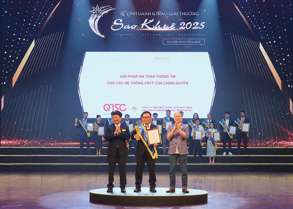 Đại diện QTSC nhận Giải thưởng Sao Khuê 2025