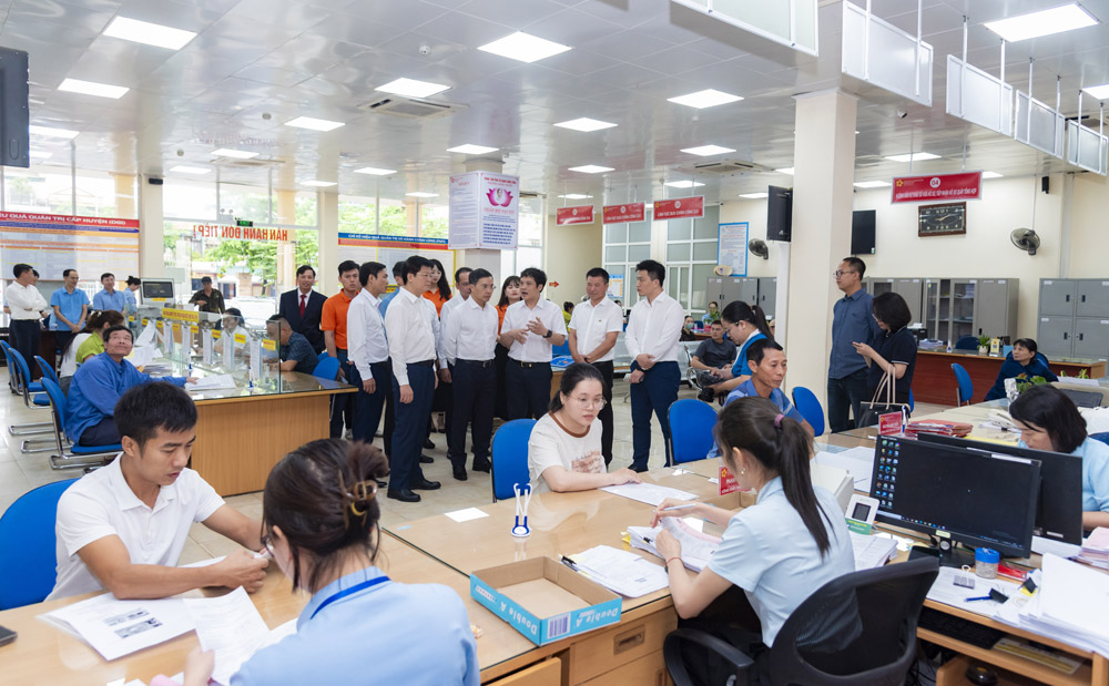 Lãnh đạo tỉnh Quảng Ninh và Tổng Giám đốc FPT khảo sát trong ngày đầu triển khai mô hình chính quyền hai cấp mới
