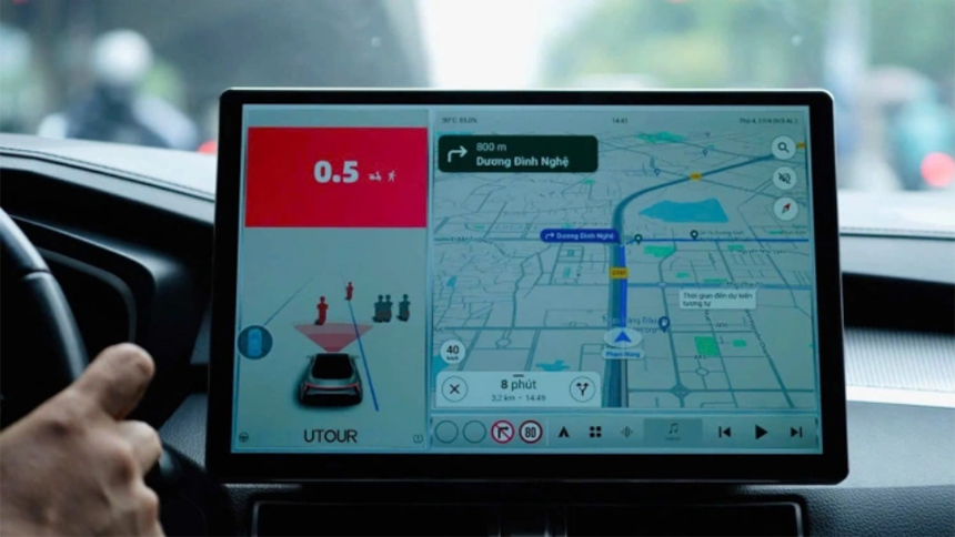 Màn hình Android AI ADAS UTOUR lắp đặt trên xe ôtô. Ảnh: TMAS Việt Nam