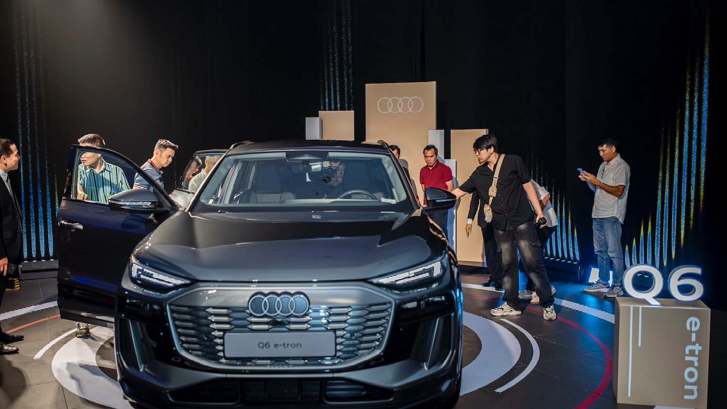 Audi Q6 e-tron: di chuyển 583 km, giá 3,199 tỷ đồng và 2 năm sạc miễn phí