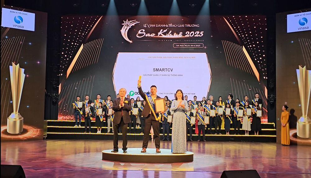 Ông Lê Anh Tuấn - Founder & COO PadiTech đại diện doanh nghiệp nhận giải Sao Khuê 2025