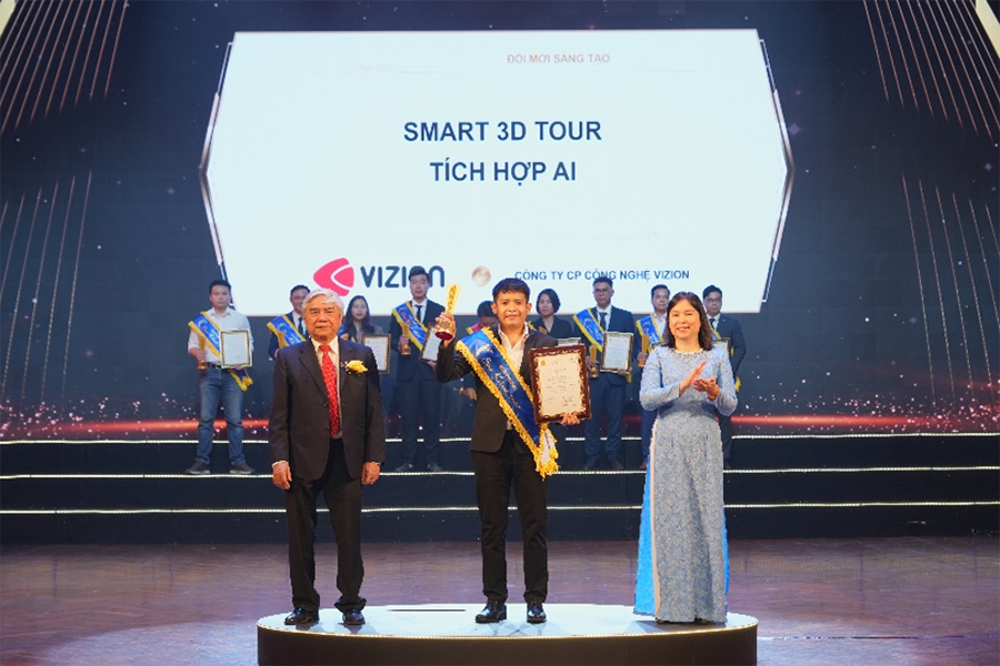 Đại diện Vizion tại lễ trao giải thưởng Sao Khuê 2025