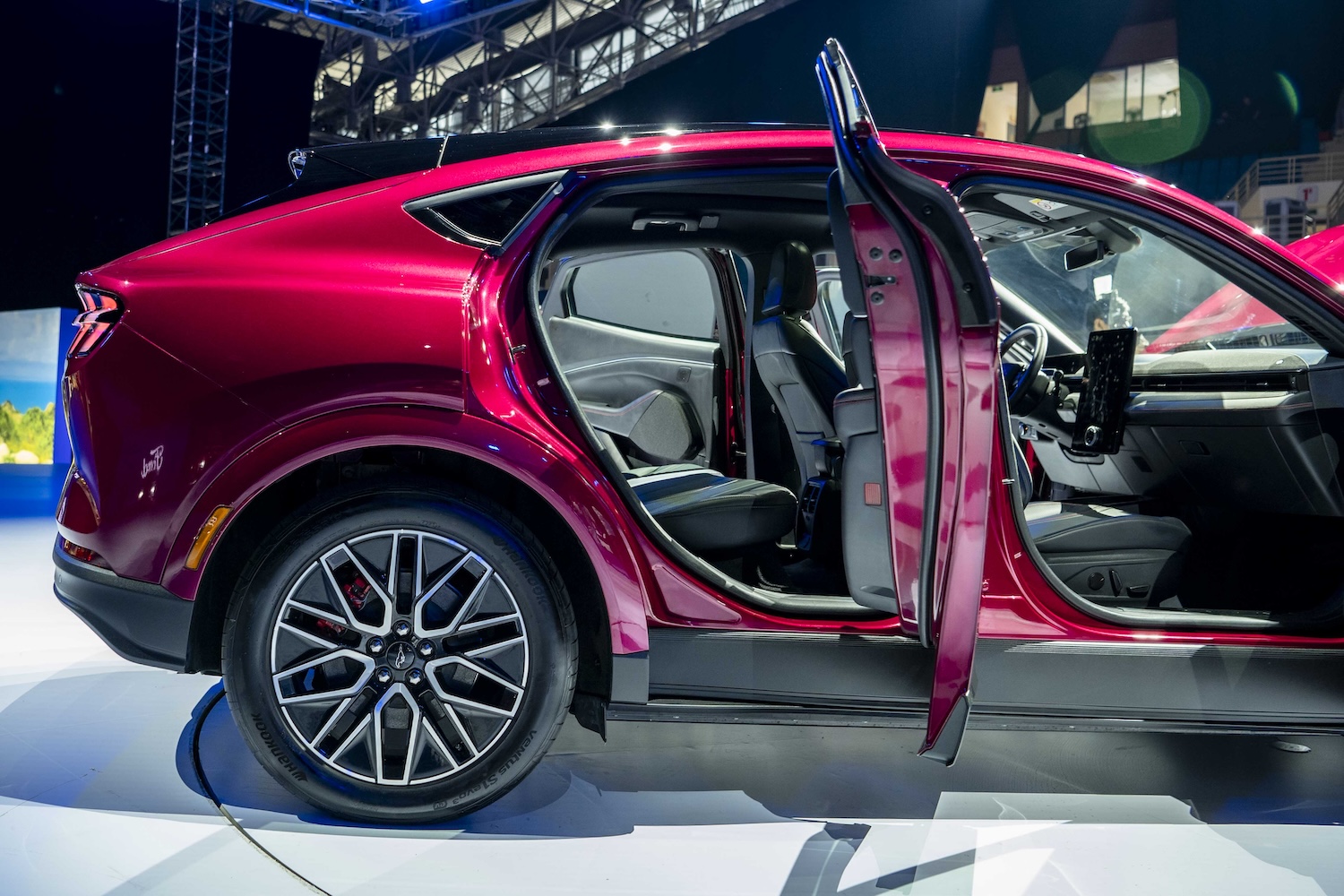 Cận cảnh Ford Mustang Mach-E – xe điện đầu tiên vừa chốt giá 2,599 tỷ đồng tại Việt Nam