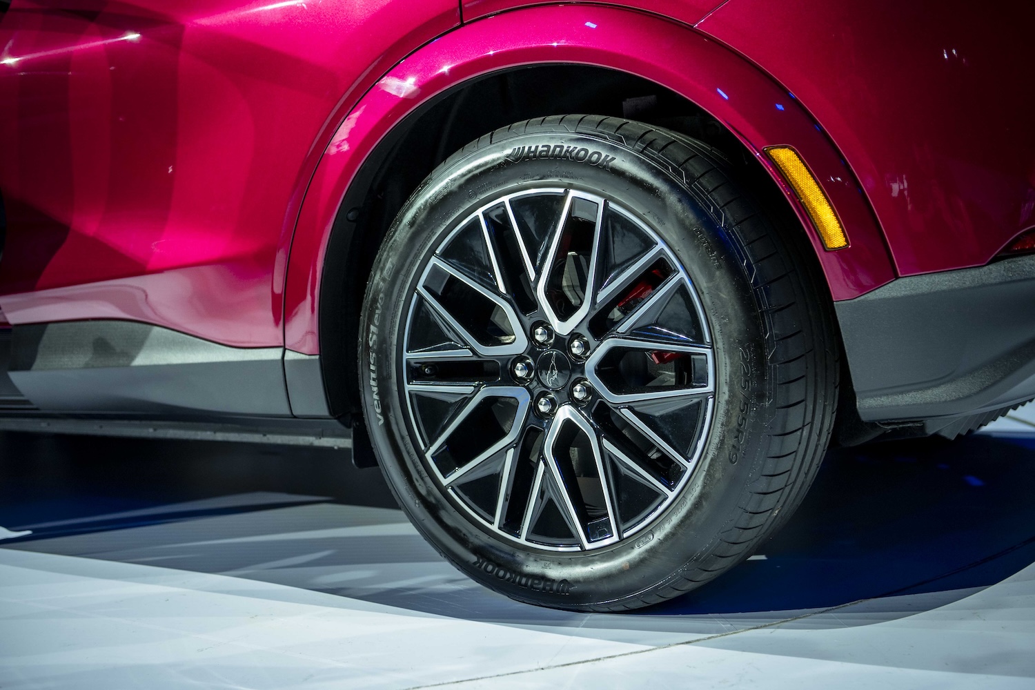 Cận cảnh Ford Mustang Mach-E – xe điện đầu tiên vừa chốt giá 2,599 tỷ đồng tại Việt Nam