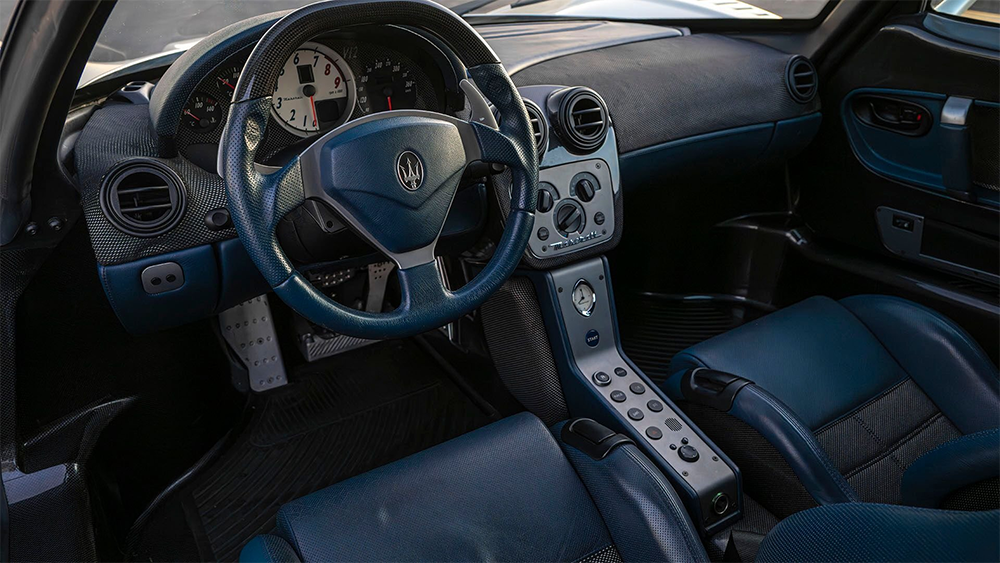 Khoang lái của Maserati MC12 Stradale tập trung vào trải nghiệm đua xe với nội thất màu xanh và các chi tiết bằng sợi carbon.