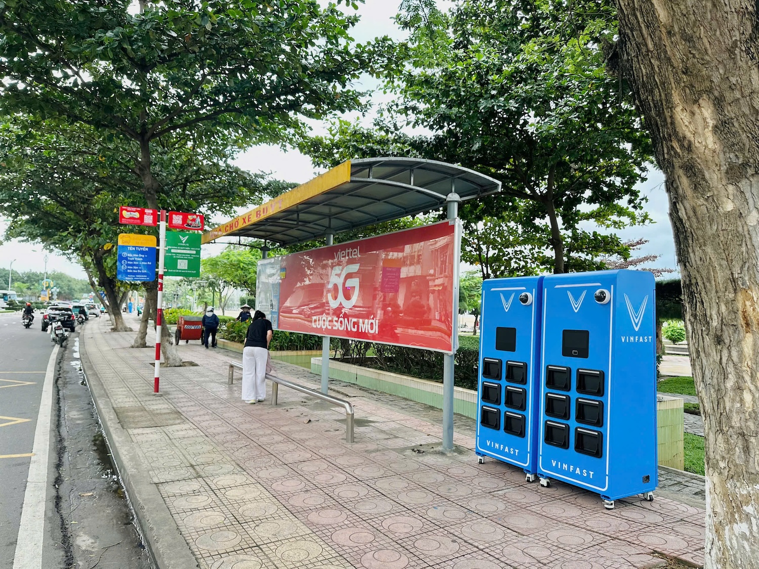 VinFast Viper đổi pin tại trạm