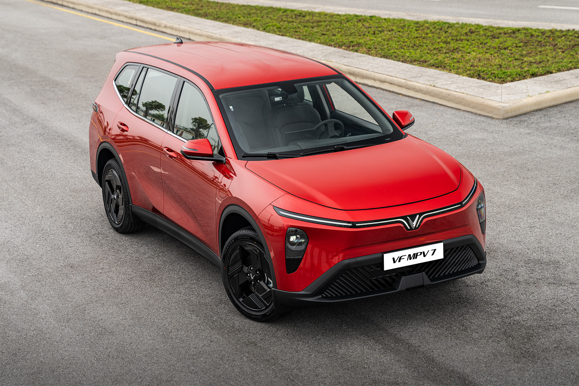 VinFast tung ra thị trường xe 7 chỗ VF MPV 7 mới: di chuyển 450km mỗi lần sạc, giá 819 triệu đồng