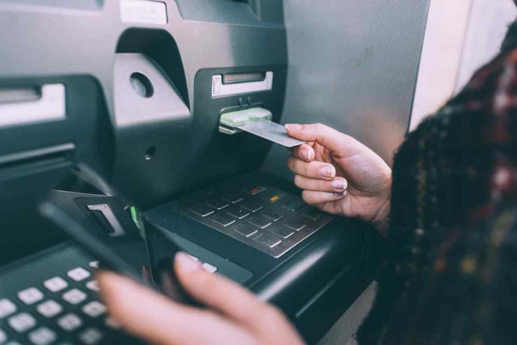 Giao dịch rút tiền trên ATM giảm 29% về số lượng và 26% về giá trị