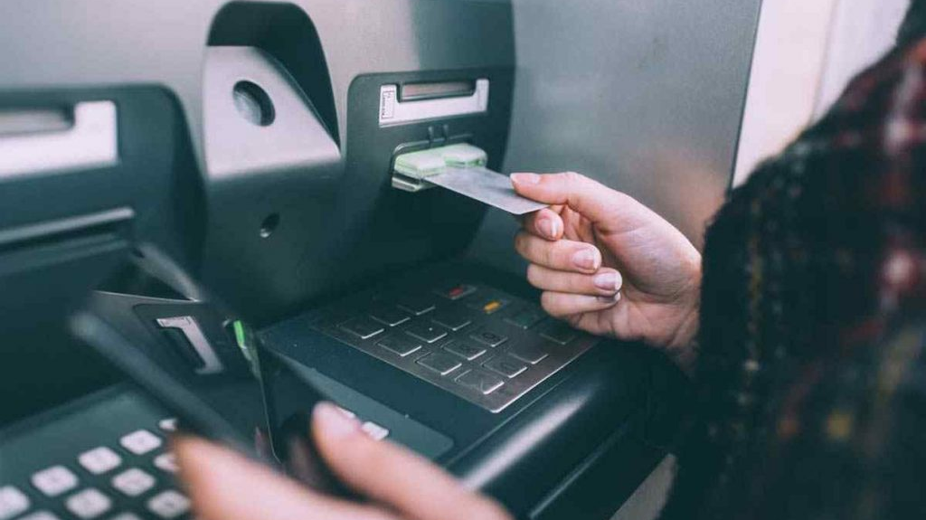 Giao dịch rút tiền trên ATM giảm 29% về số lượng và 26% về giá trị