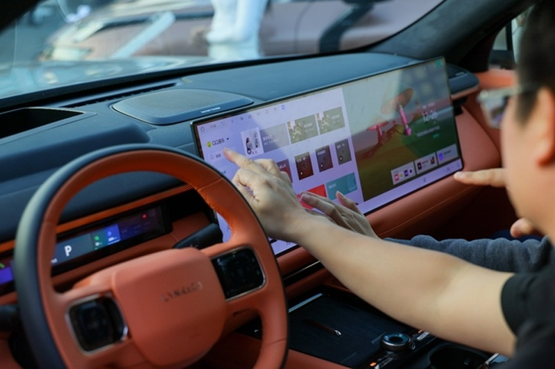 Khoang lái Lynk Co 900