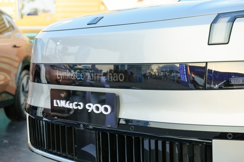 SUV hybrid - Lynk & Co 900