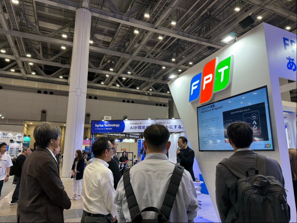 Khách hàng tham quan triển lãm của FPT.