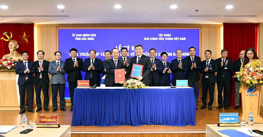 Đồng chí Mai Sơn, Phó Chủ tịch Thường trực UBND tỉnh Bắc Ninh và đồng chí Ngô Diên Hy, Phó Tổng Giám đốc Tập đoàn VNPT thực hiện nghi thức ký kết hợp tác