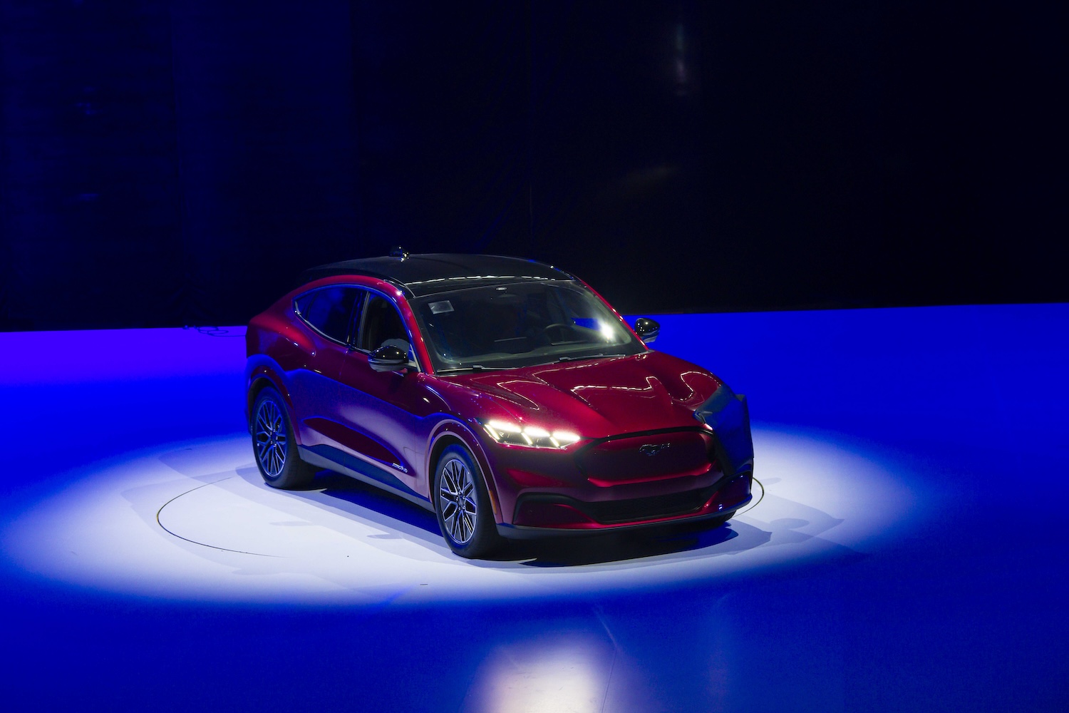 Ford Mustang Mach E giảm 900 triệu đồng