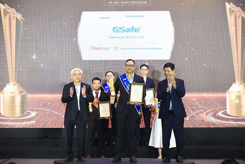 Anh Đinh Cao Sơn – Phó Tổng Giám Đốc của Công ty thiết bị công nghiệp GEIC lên nhận giải thưởng