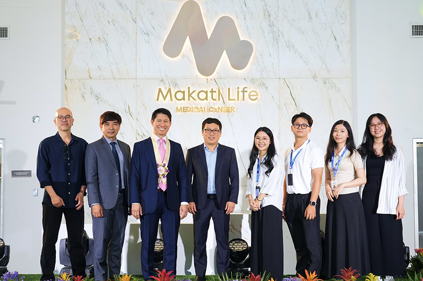 Ông Dennis L. Sta. Ana đứng ở vị trí thứ ba từ trái sang, bên cạnh ông Khoa Nguyen, Giám đốc Sản xuất (CDO), và ông David Luu, Giám đốc Công nghệ (CTO).