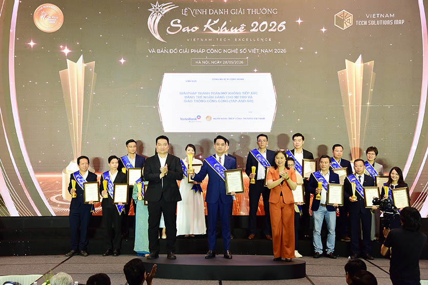 Ông Nguyễn Vũ Công - Phó Giám đốc Trung tâm Thẻ đại diện VietinBank nhận giải thưởng Sao Khuê 2026