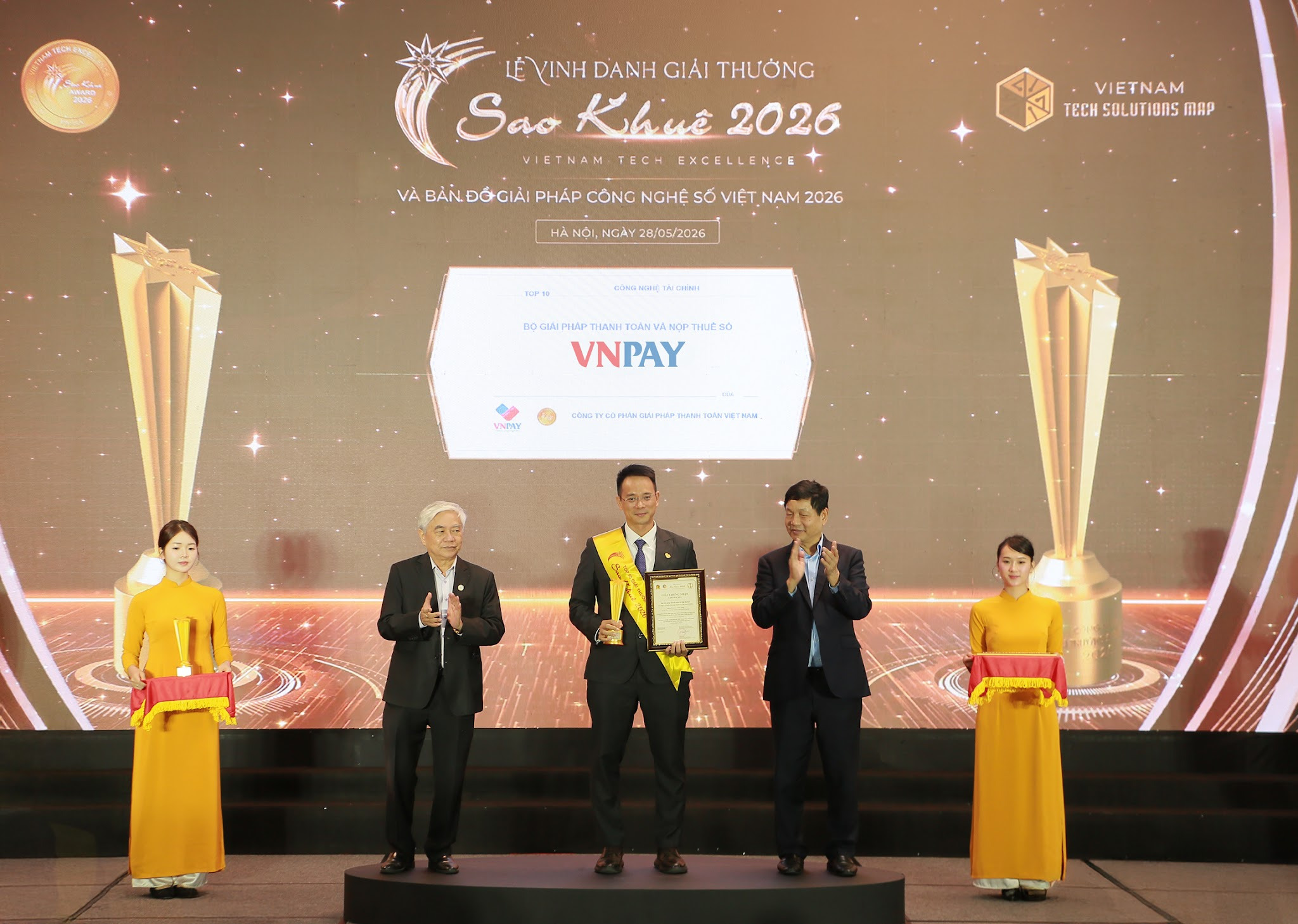 Đại diện VNPAY nhận giải Top 10 Sao Khuê 2026 cho bộ giải pháp Thanh toán và Nộp thuế số hỗ trợ hộ kinh doanh, doanh nghiệp chuyển đổi số thuận tiện.